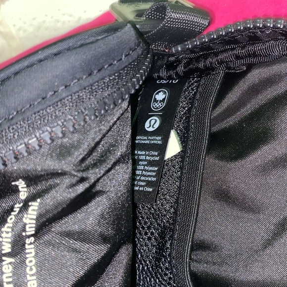 Lululemon black future legacy crossbody bag - Picture 6 of 6